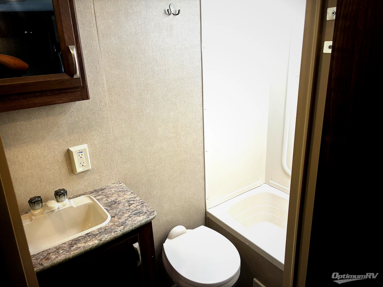 2017 Dutchmen Coleman Light 1805RB Photo 9