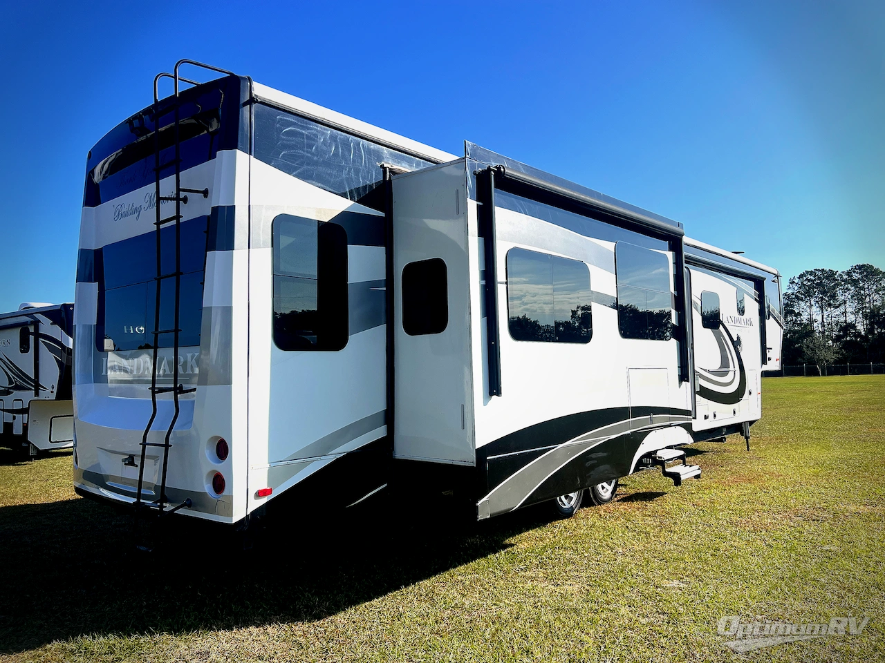 2017 Heartland Landmark Newport Photo 3