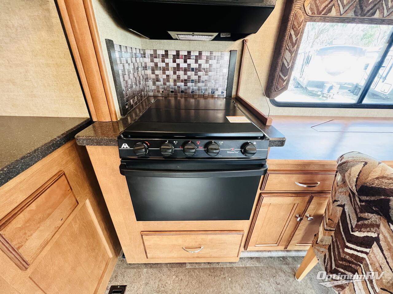 2017 Itasca Sunstar LX 30T Photo 12