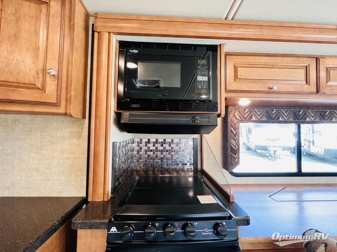 2017 Itasca Sunstar LX 30T Photo 13