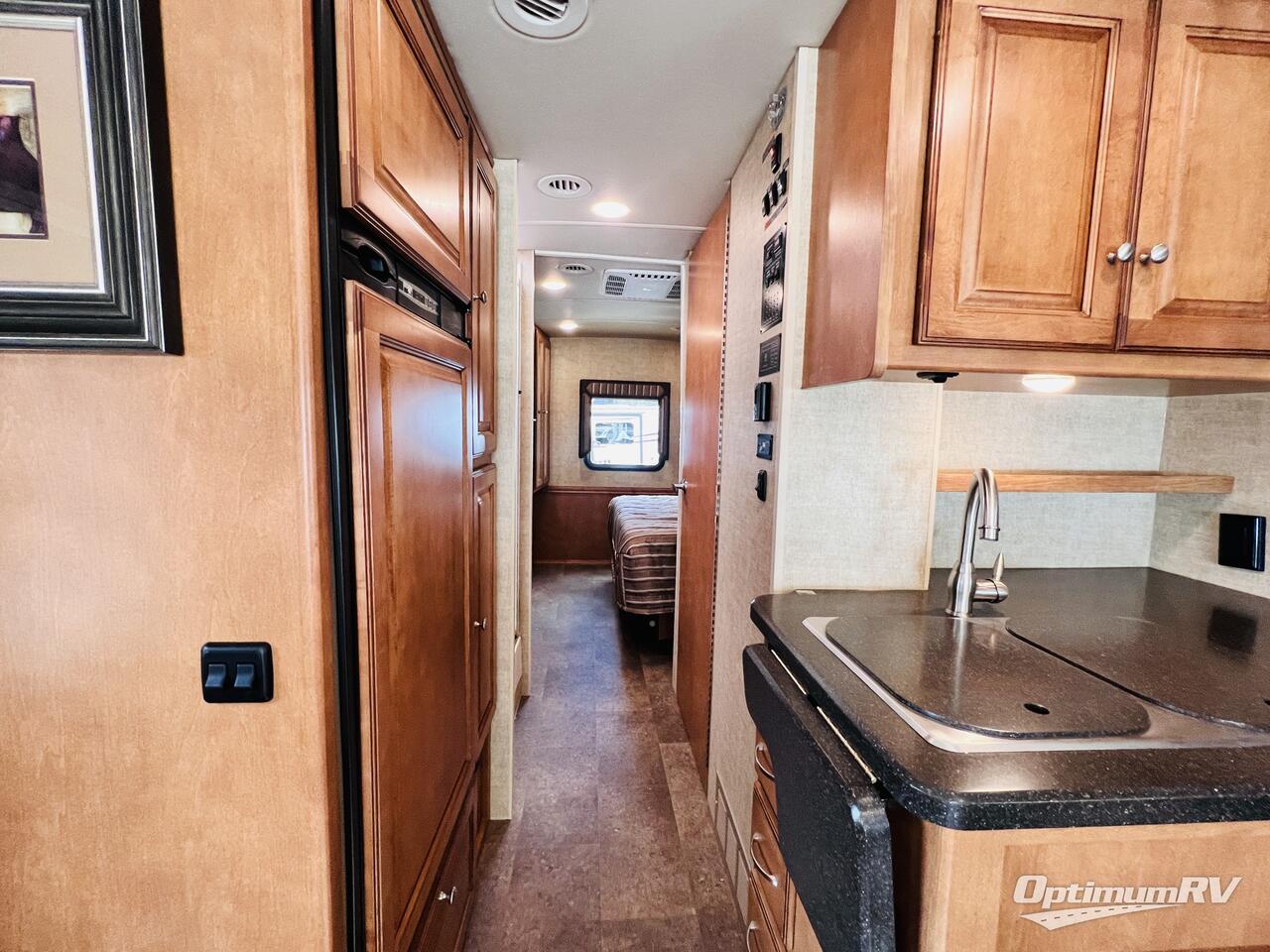 2017 Itasca Sunstar LX 30T Photo 15