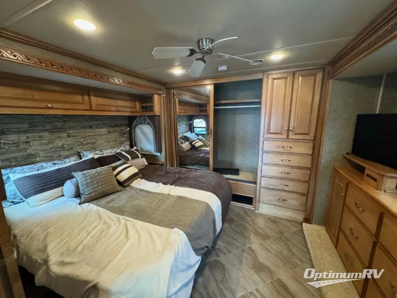 2016 Winnebago Adventurer 35P Photo 8