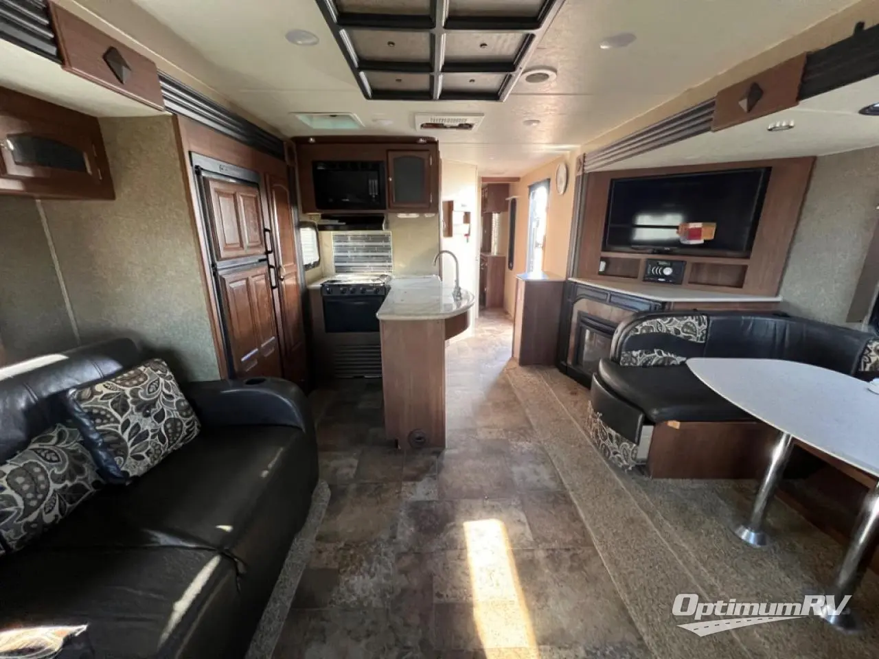 2017 Coachmen Freedom Express Maple Leaf Edition 293RLDSLE Photo 3