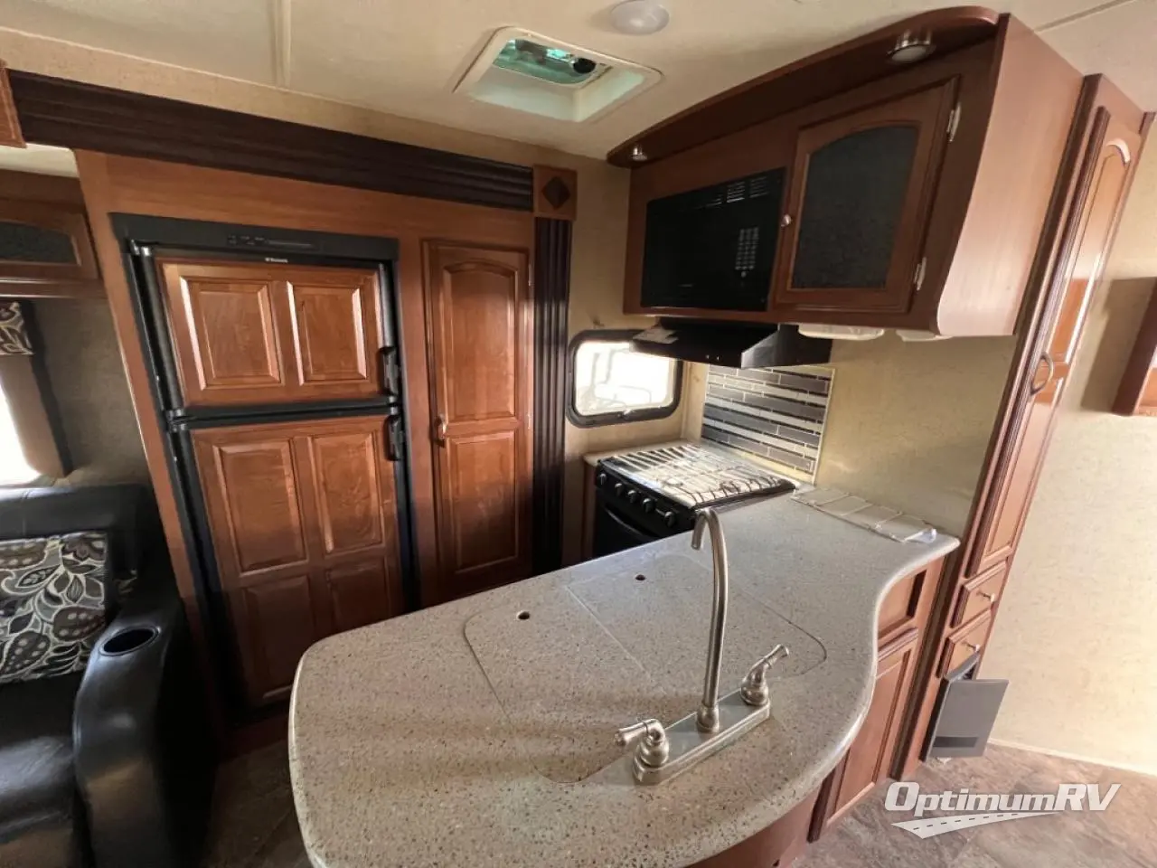 2017 Coachmen Freedom Express Maple Leaf Edition 293RLDSLE Photo 4