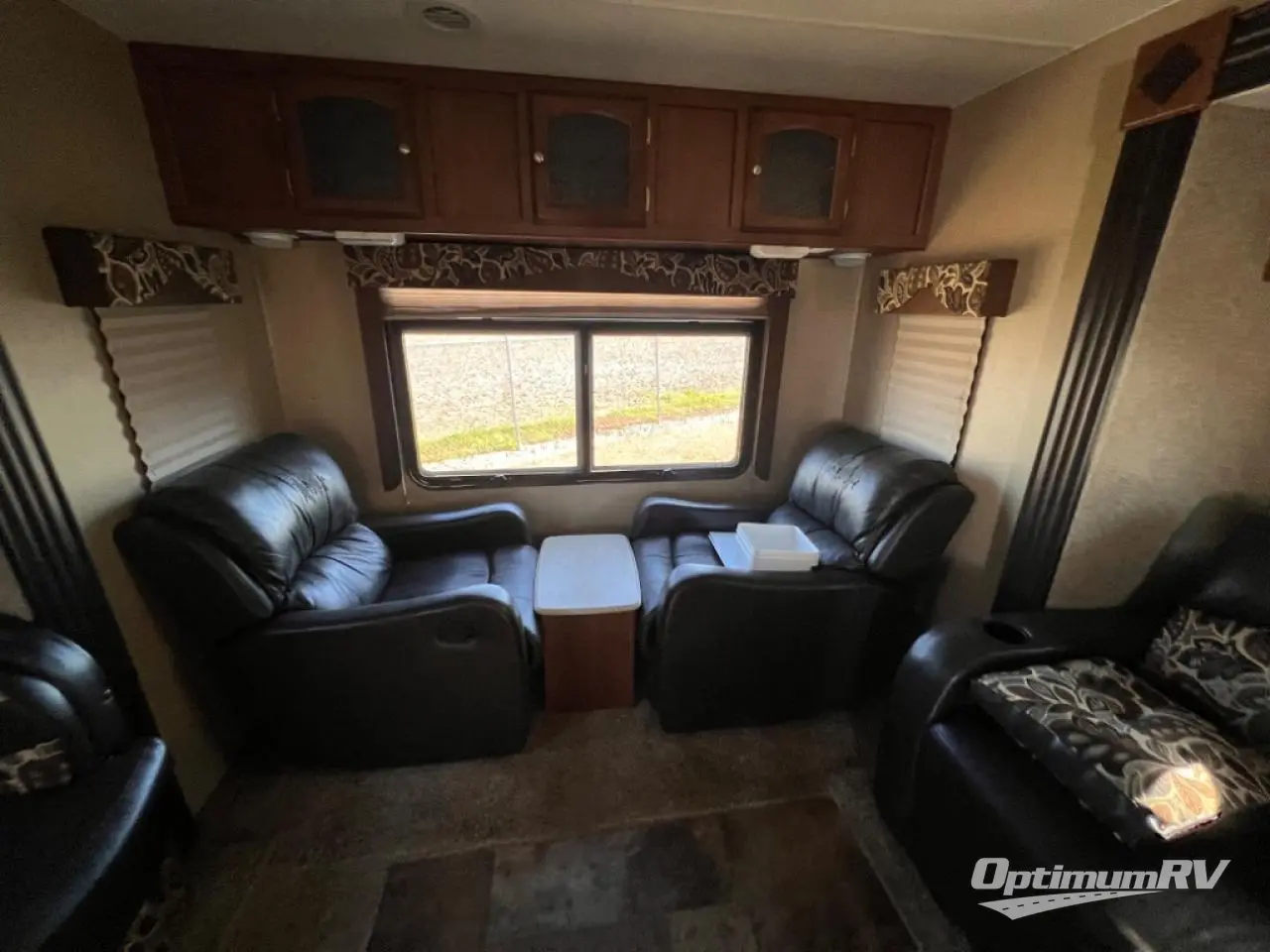 2017 Coachmen Freedom Express Maple Leaf Edition 293RLDSLE Photo 6