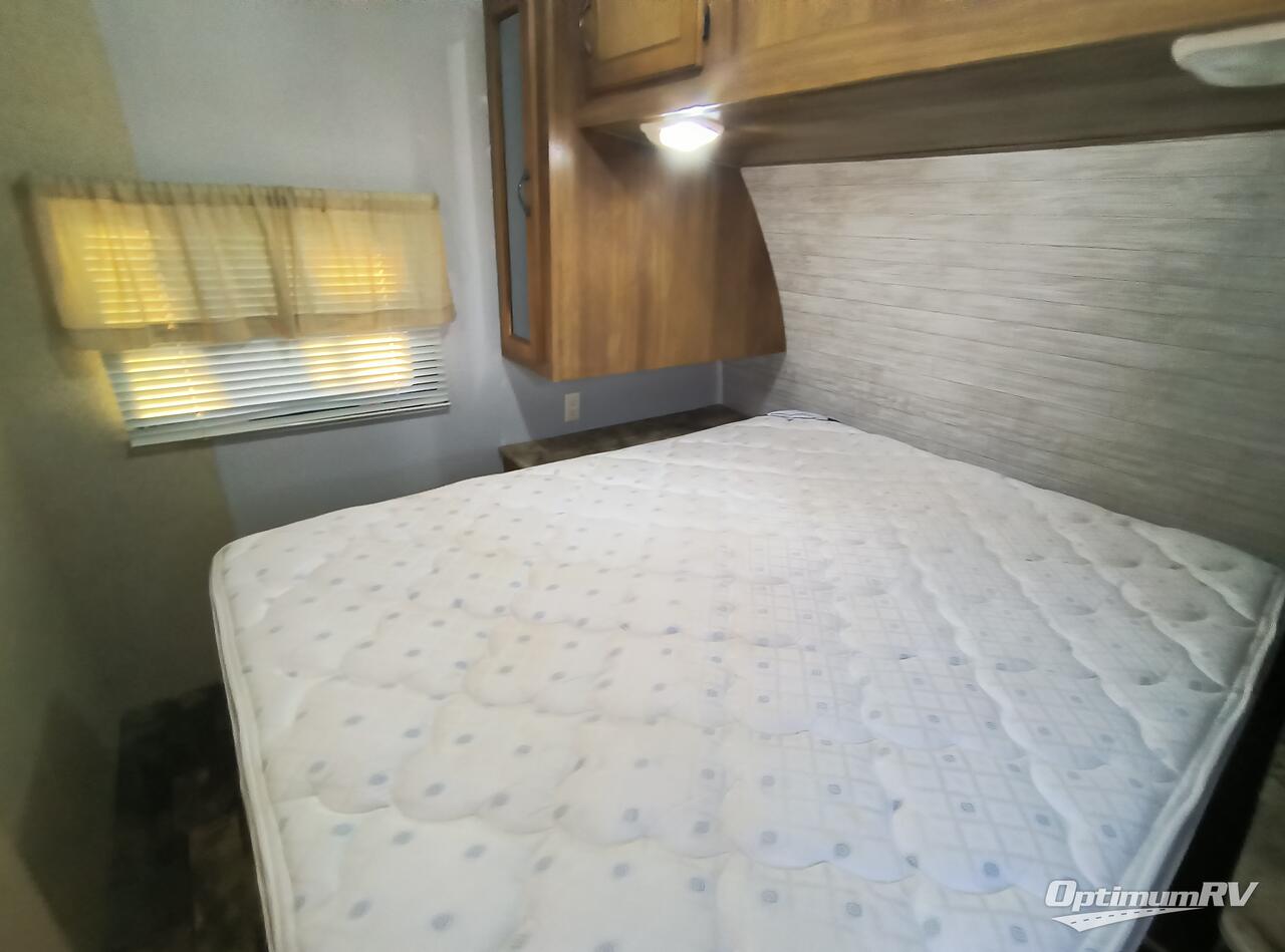 2015 Coachmen Catalina 263RLS Photo 12