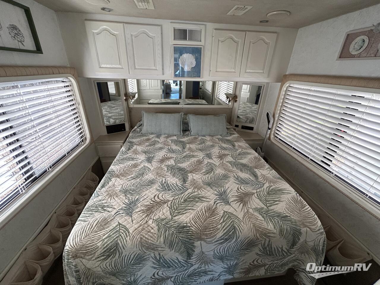 1999 Country Coach Affinity 40 Photo 16