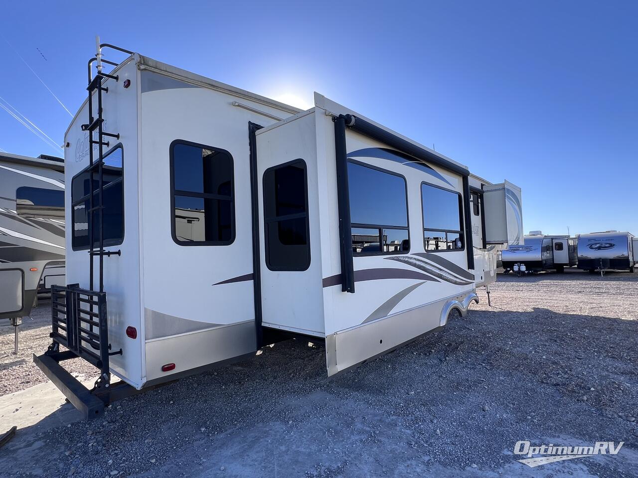 2016 Palomino Columbus F383FB Photo 2