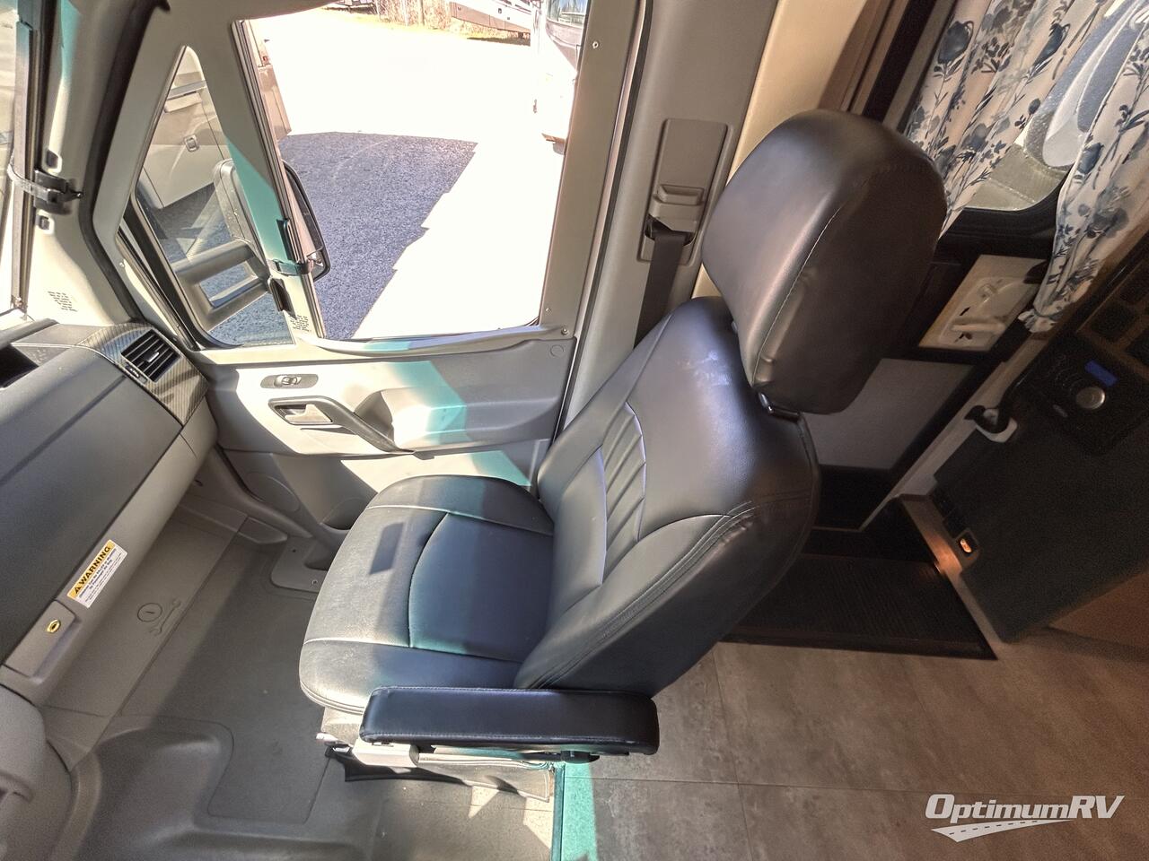 2015 Itasca Navion 24V Photo 3