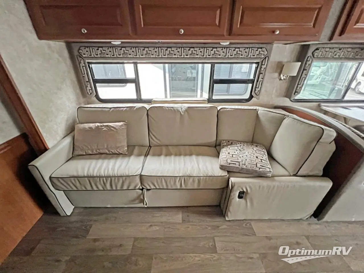 2019 Winnebago Vista LX 35F Photo 8