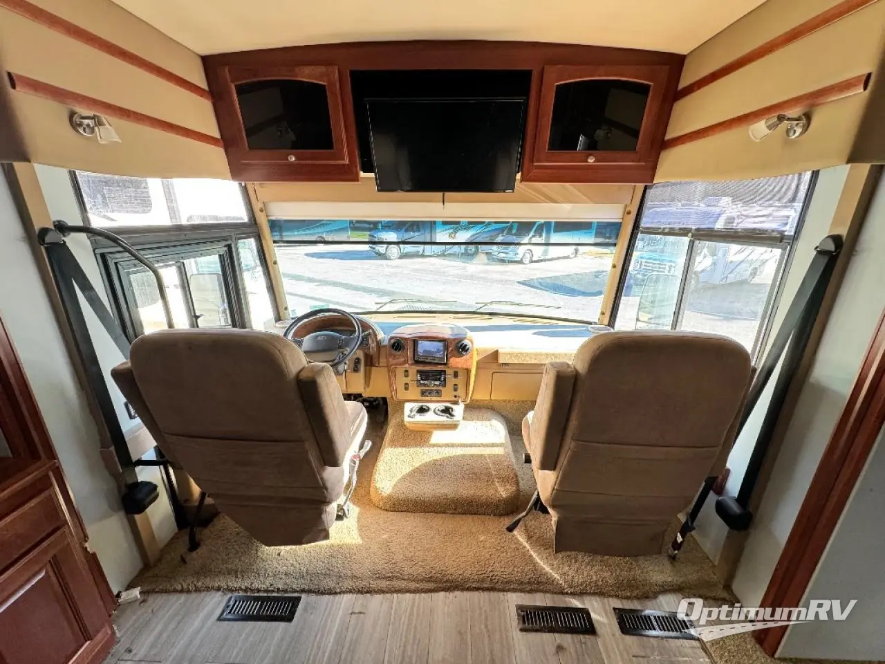 2011 Winnebago Adventurer 37M Photo 2