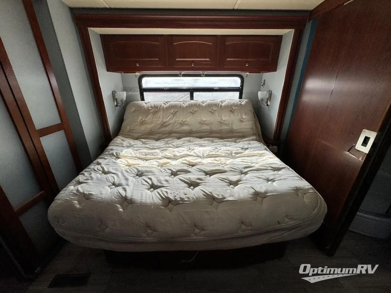 2011 Winnebago Adventurer 37M Photo 9