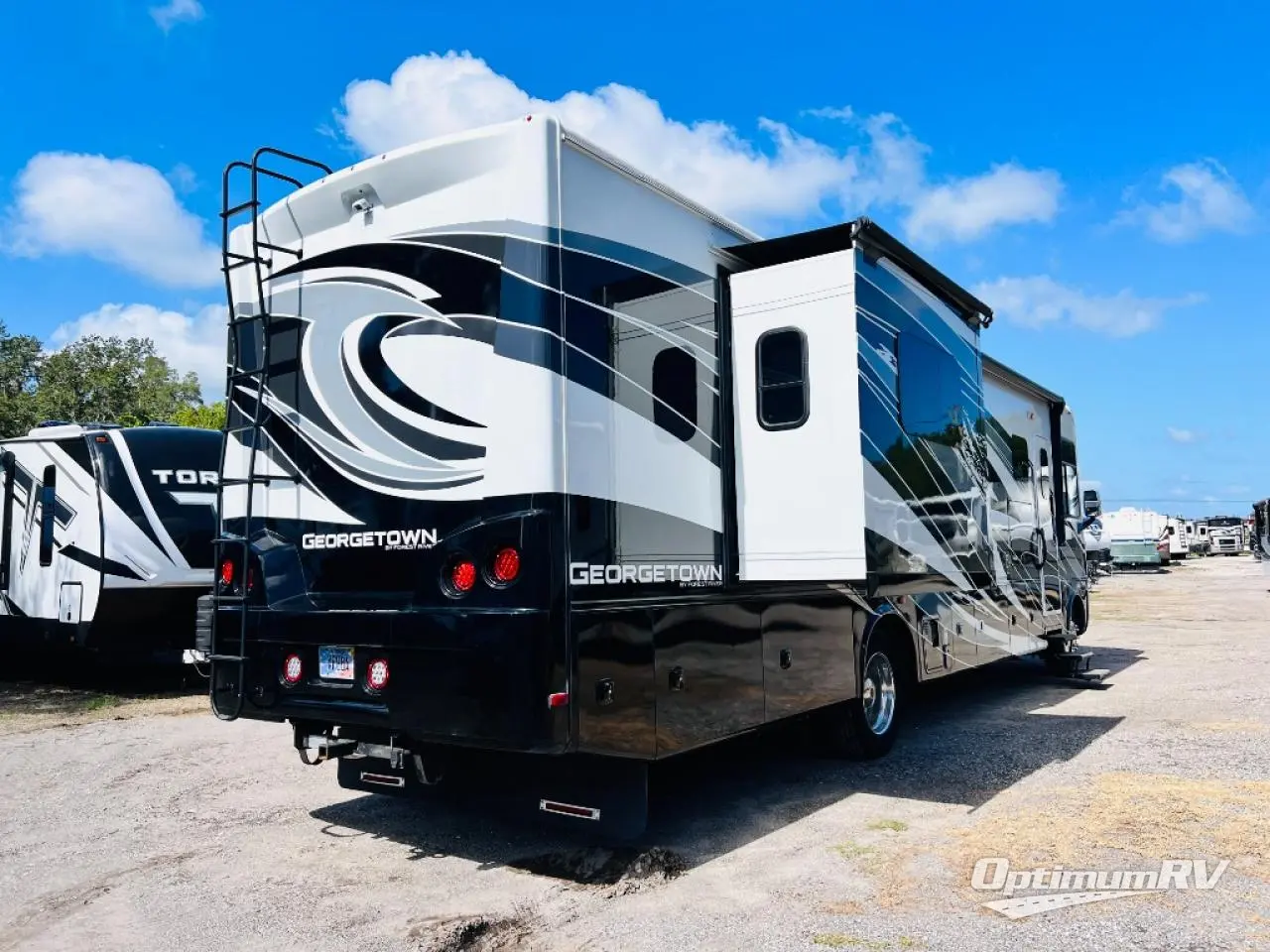 2019 Forest River Georgetown XL 369DS Photo 3