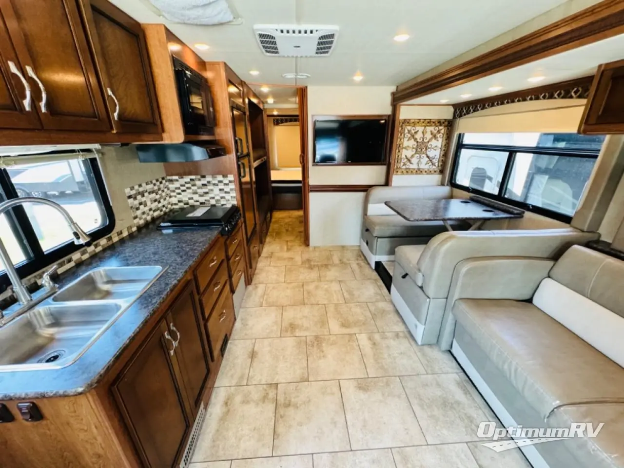 2017 Fleetwood Flair 31B Photo 7