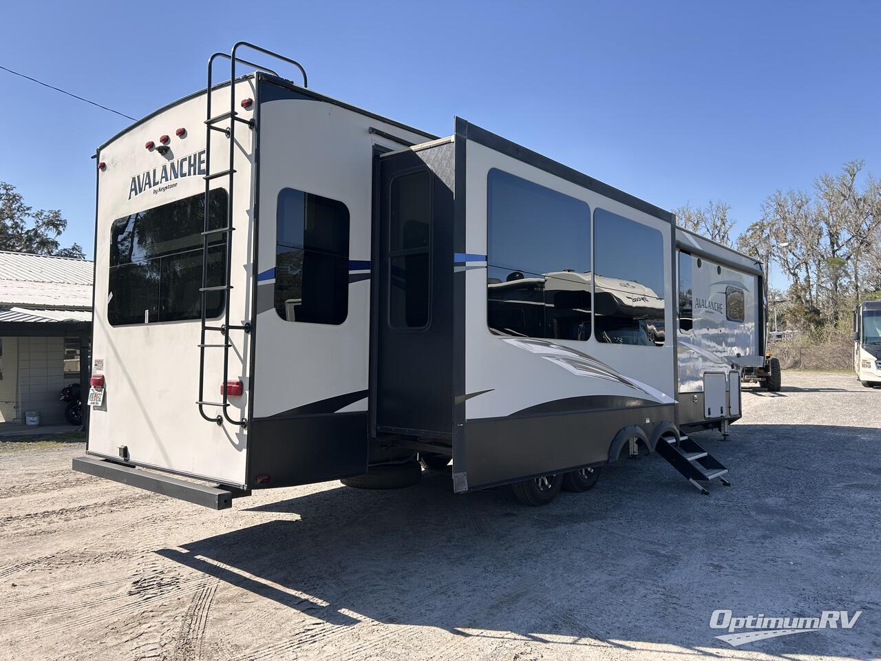 2019 Keystone Avalanche 386BG Photo 2