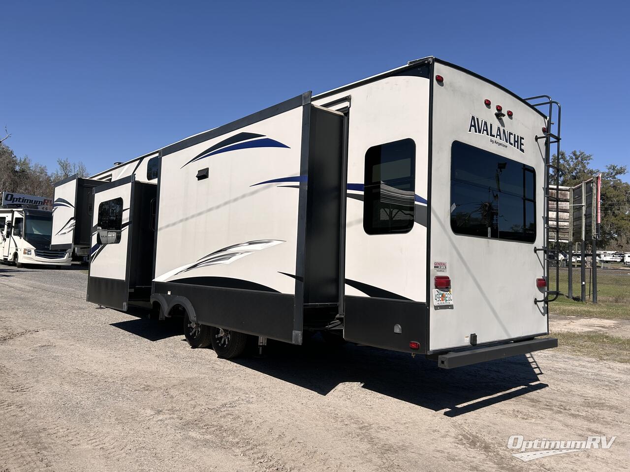 2019 Keystone Avalanche 386BG Photo 3