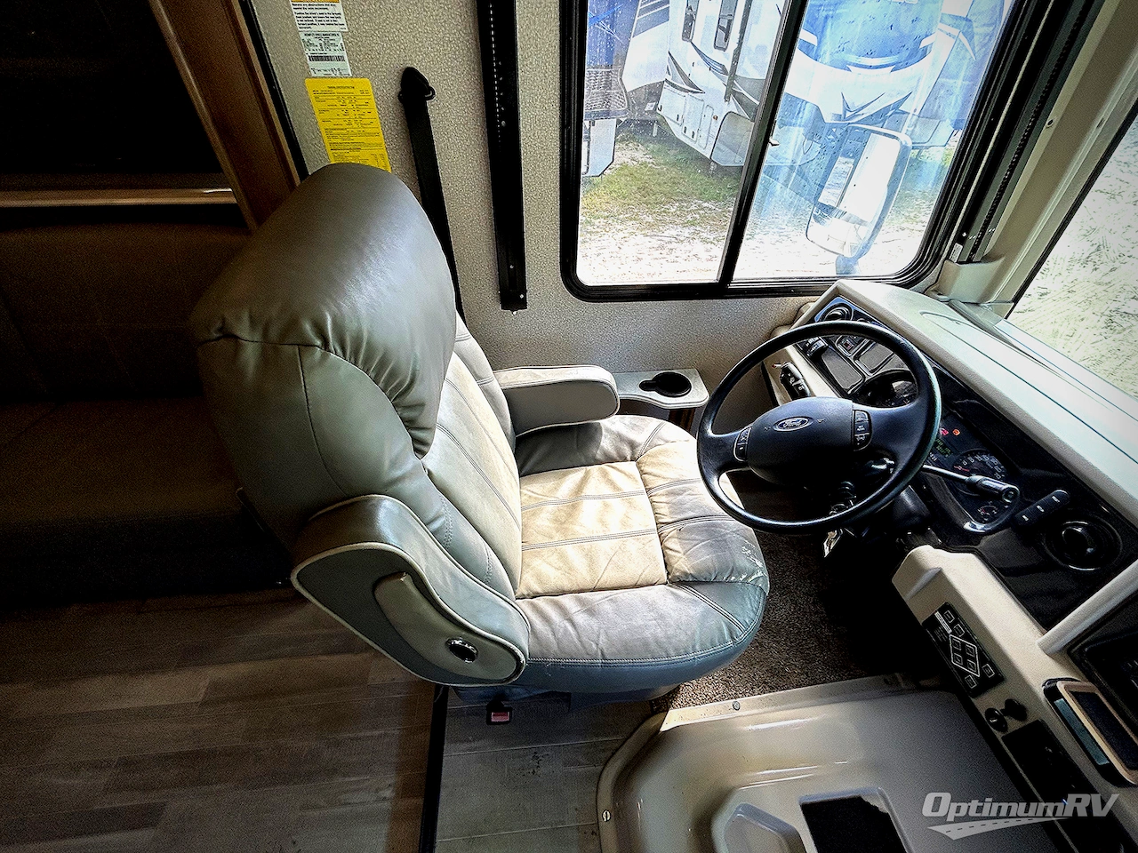 2019 Fleetwood Flair 35R Photo 4