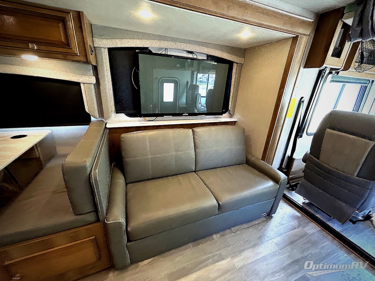 2019 Fleetwood Flair 35R Photo 10