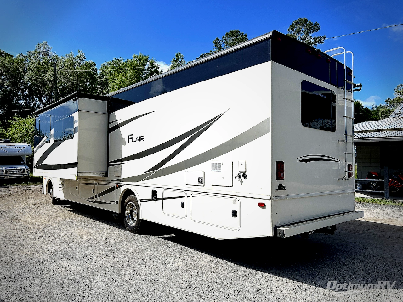 2019 Fleetwood Flair 35R Photo 3