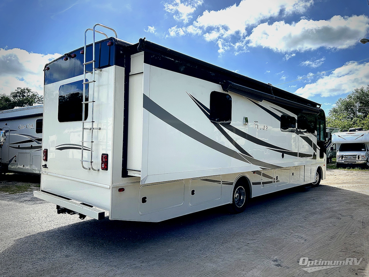 2019 Fleetwood Flair 35R Photo 2