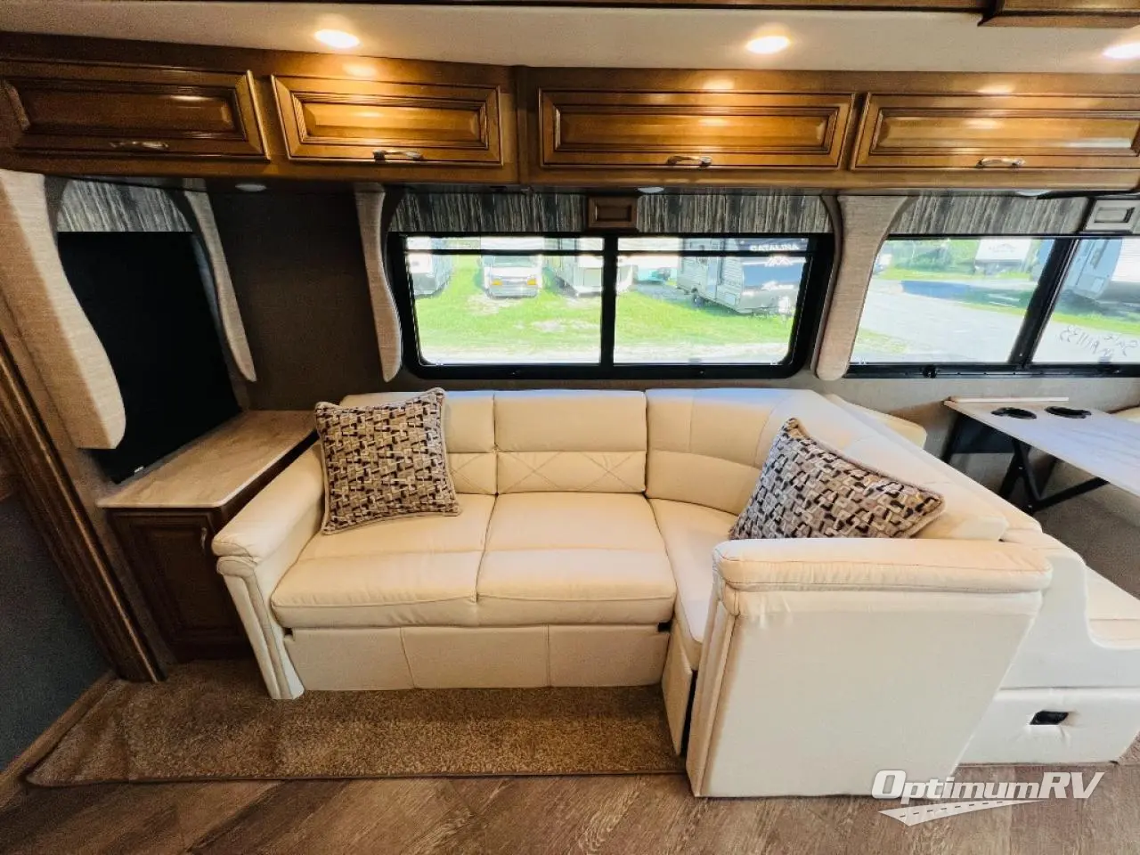 2020 Fleetwood Bounder 35K Photo 9