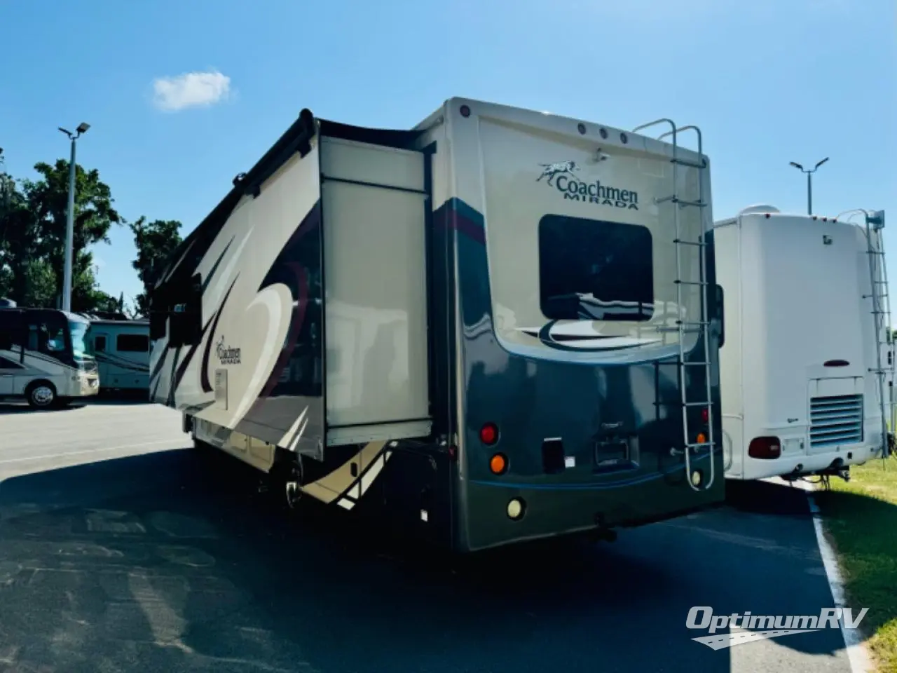 2019 Coachmen Mirada 32SS Photo 3