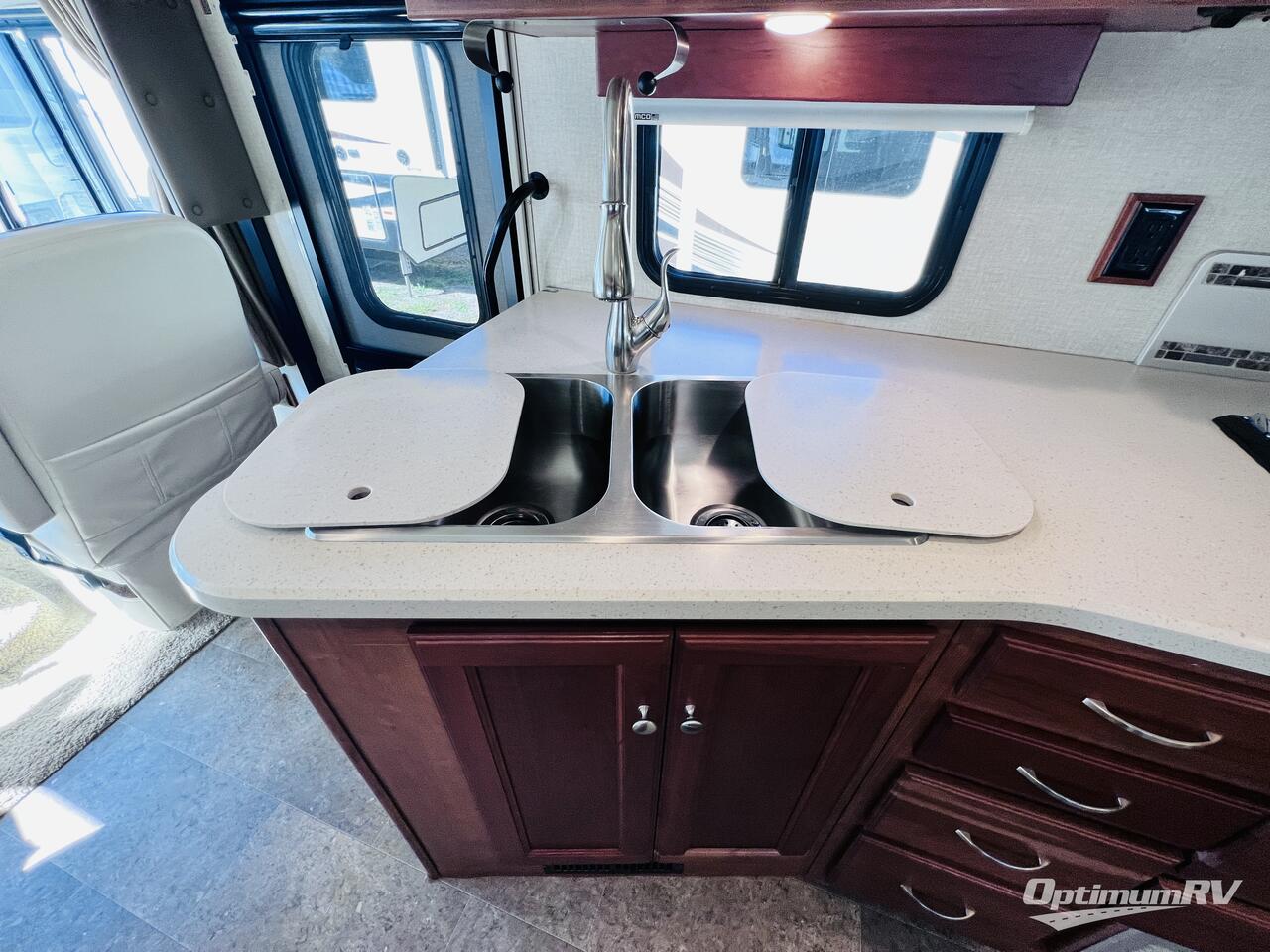 2016 Winnebago Vista LX 35F Photo 13