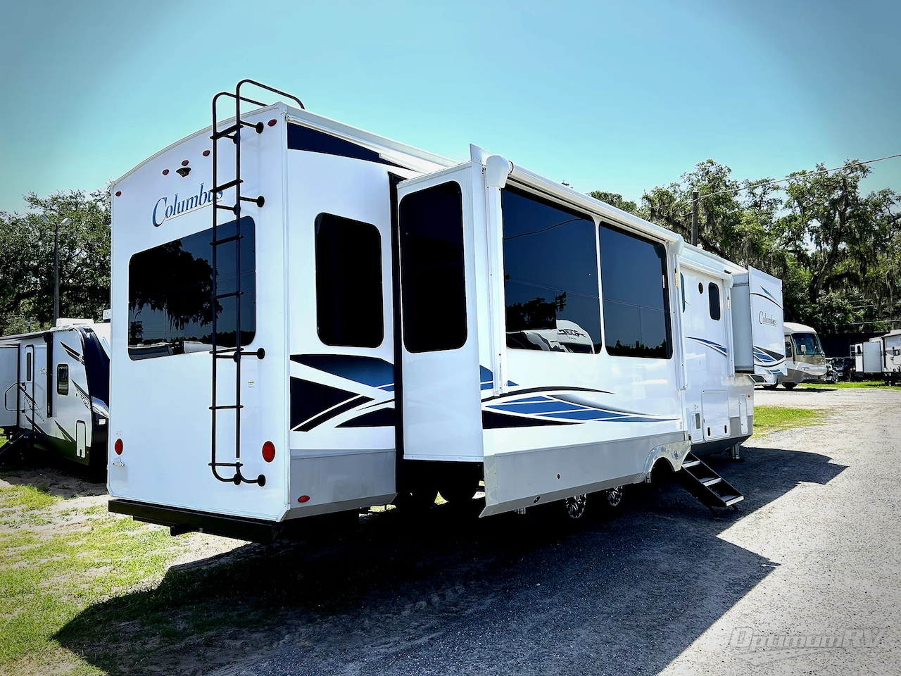 2022 Palomino Columbus 383FB Photo 2
