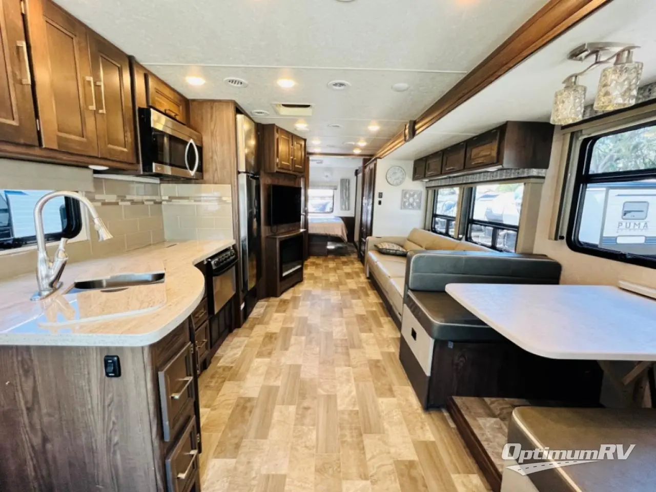 2019 Coachmen Mirada 32SS Photo 4