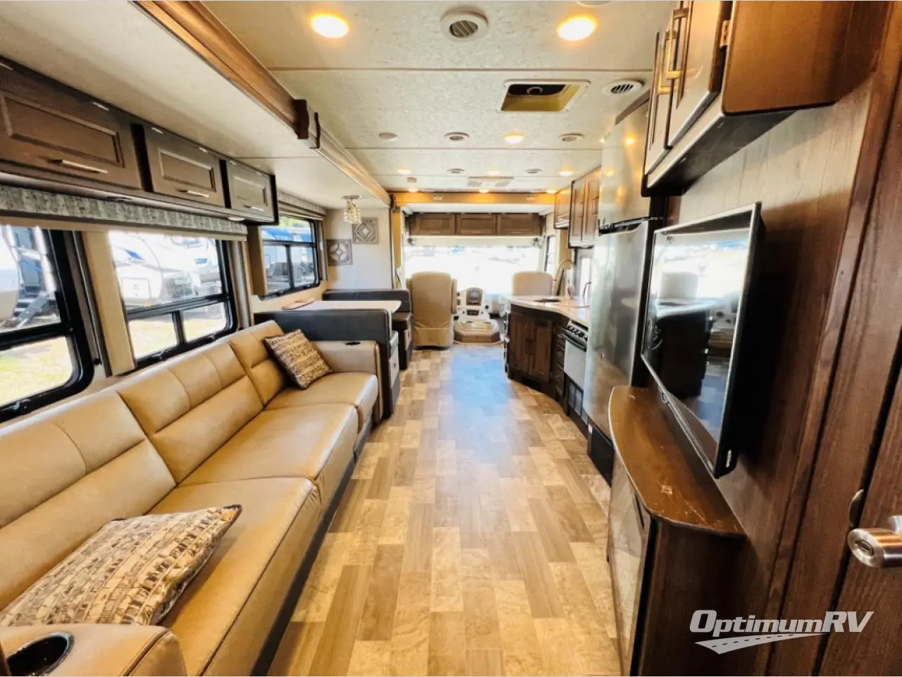 2019 Coachmen Mirada 32SS Photo 5