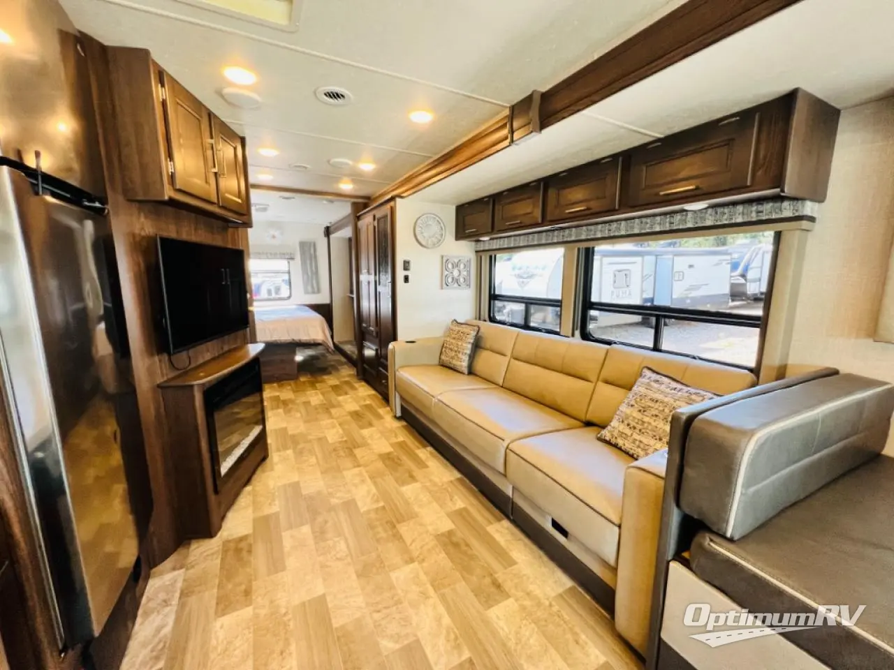 2019 Coachmen Mirada 32SS Photo 8