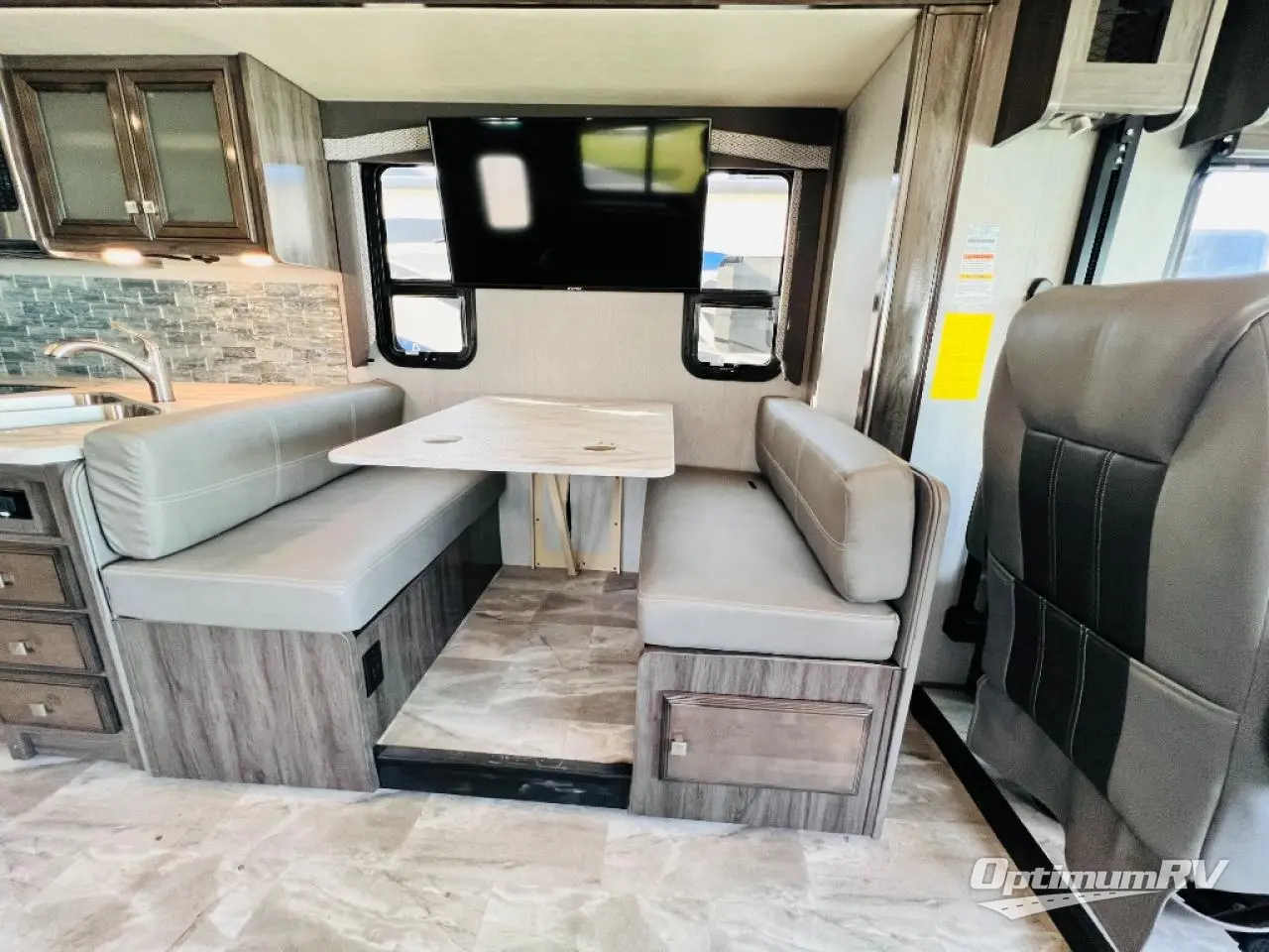 2021 Fleetwood Flair 28A Photo 10