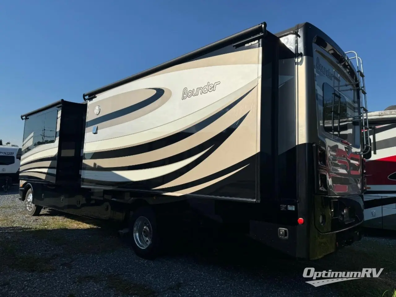 2017 Fleetwood Bounder 35P Photo 3