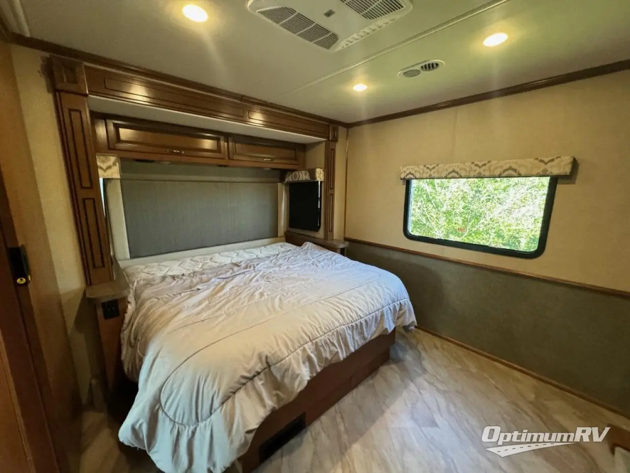 2017 Fleetwood Bounder 35P Photo 10