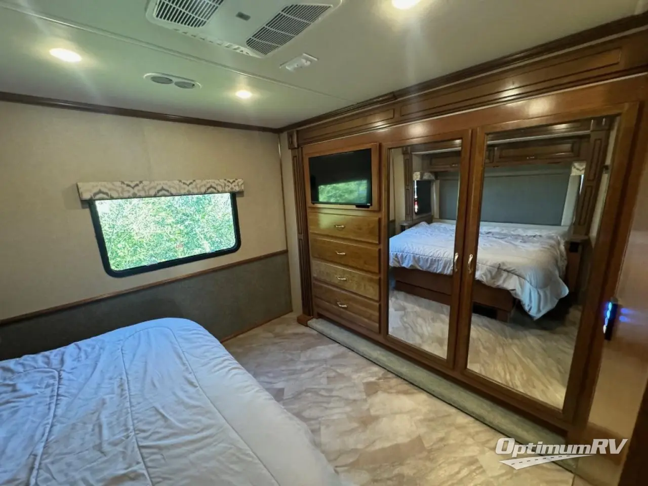 2017 Fleetwood Bounder 35P Photo 11