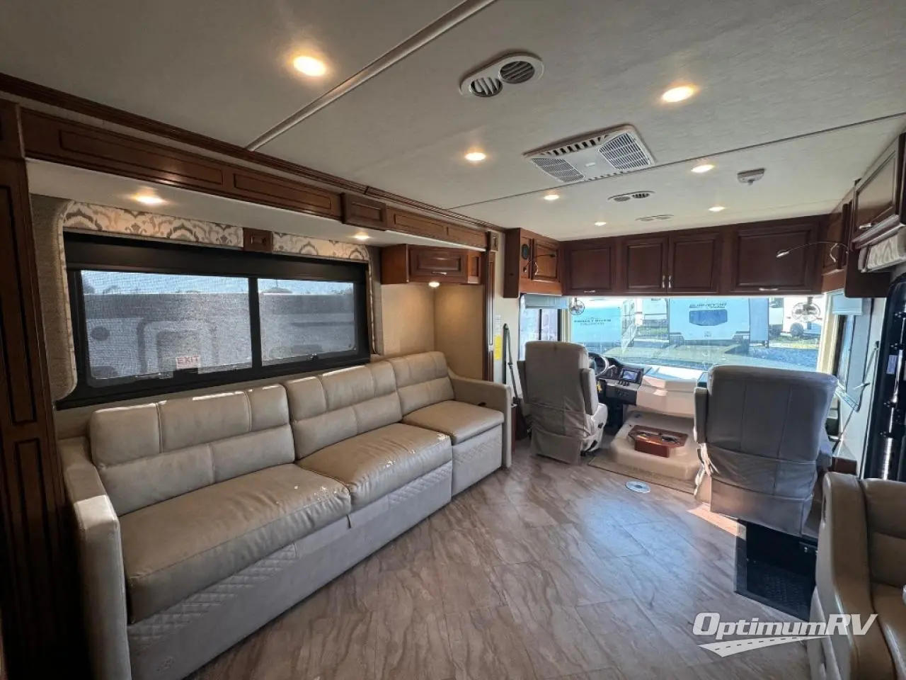 2017 Fleetwood Bounder 35P Photo 13