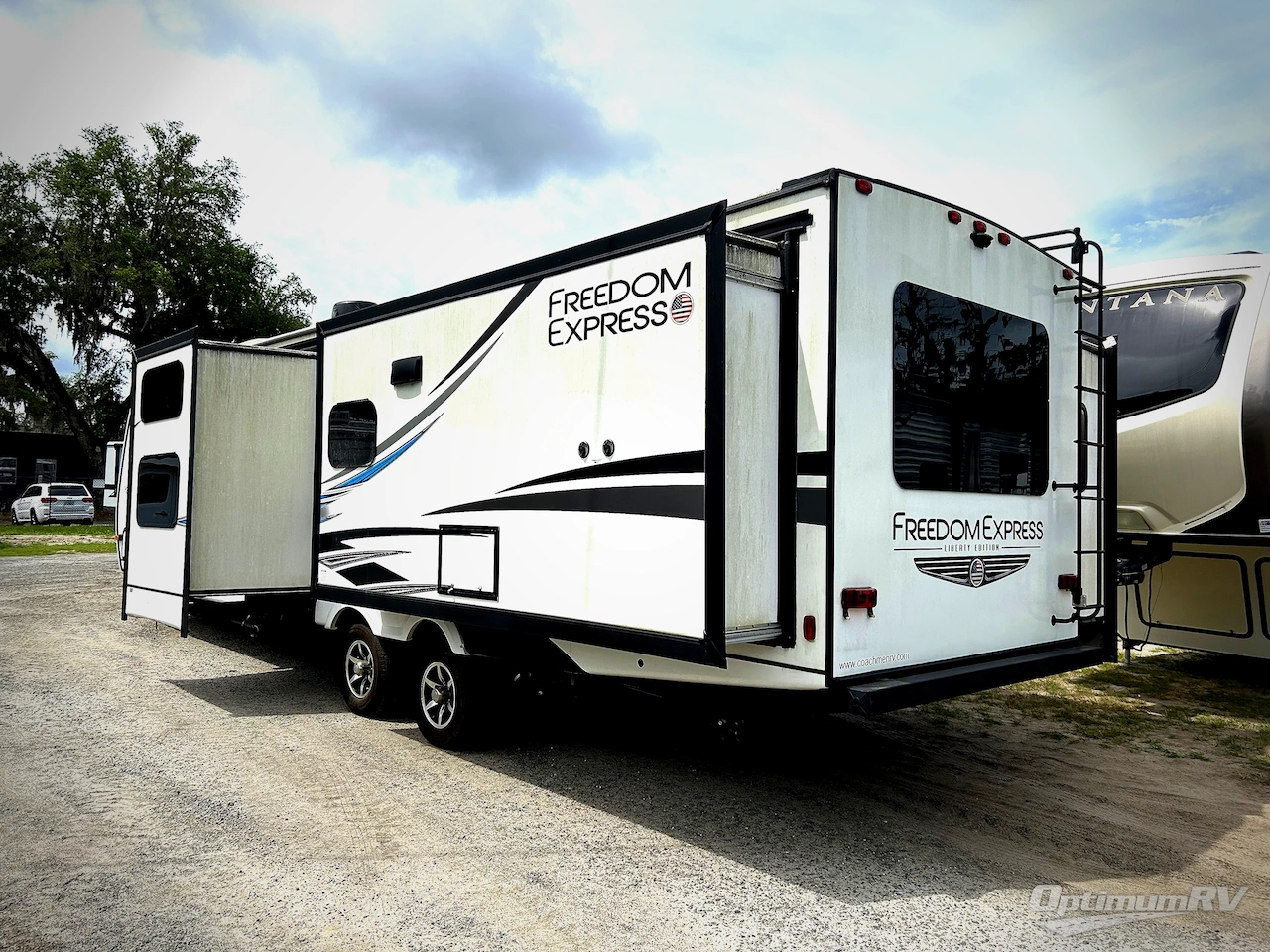 2021 Coachmen Freedom Express Liberty Edition 323BHDSLE Photo 2