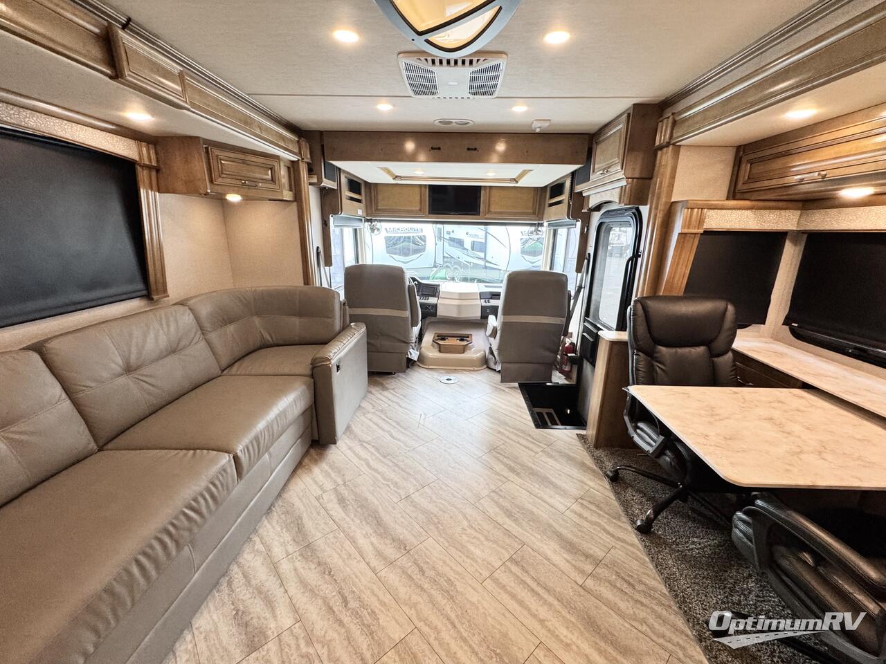 2019 Fleetwood Southwind 36P Photo 3