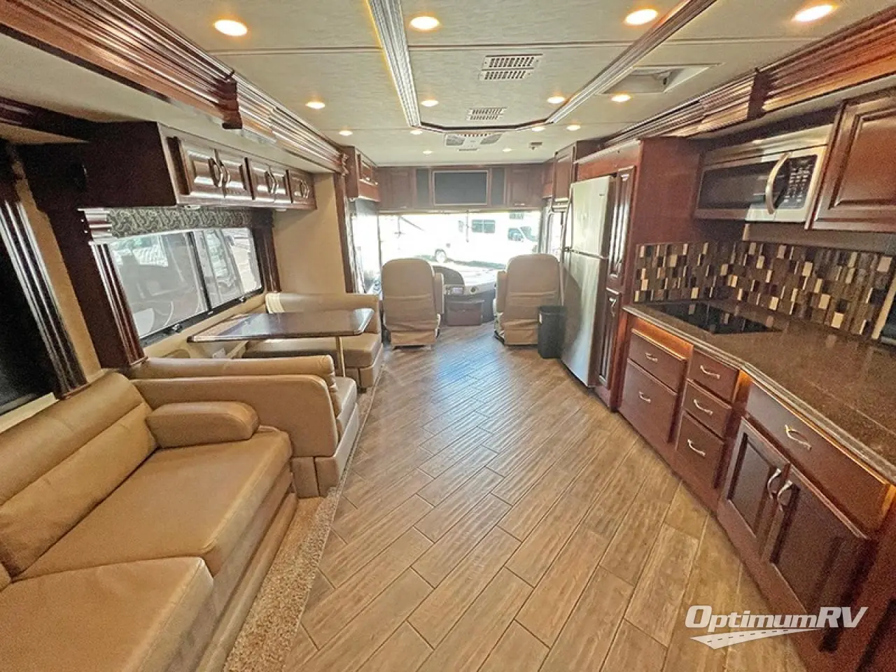 2019 Fleetwood Discovery 38N Photo 7