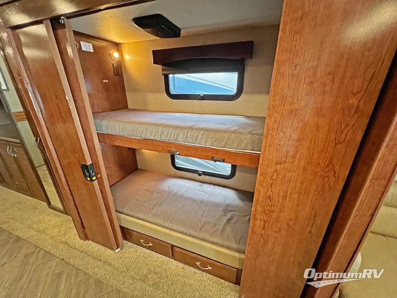 2019 Fleetwood Discovery 38N Photo 13
