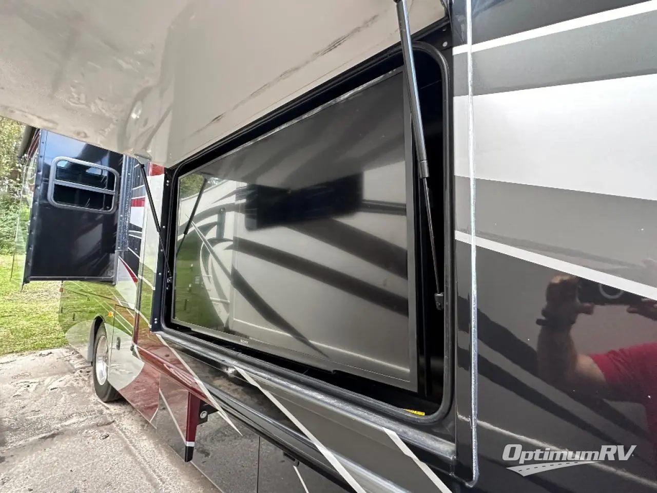 2019 Fleetwood Discovery 38N Photo 18