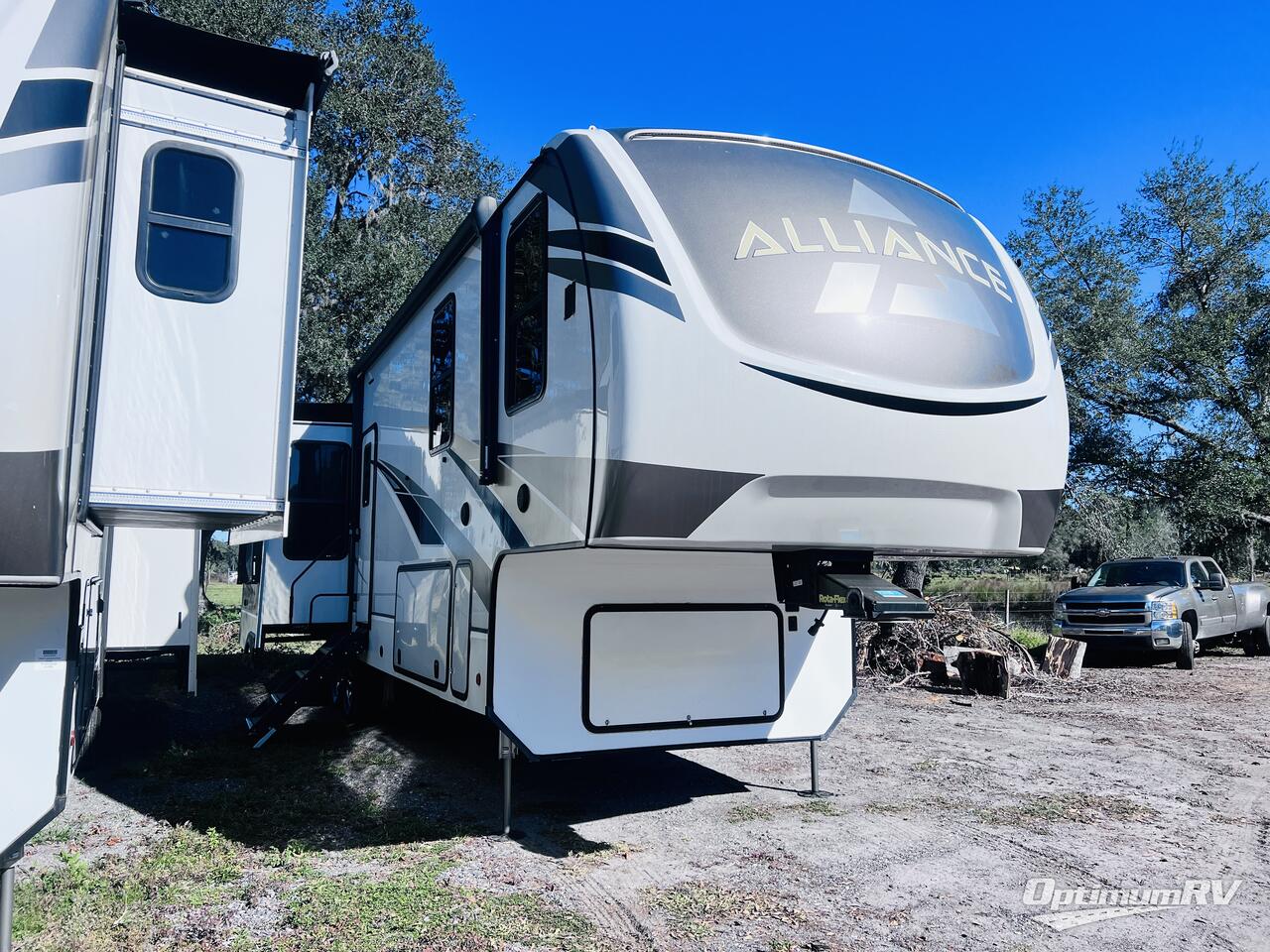 2021 Alliance Paradigm 340RL Photo 1