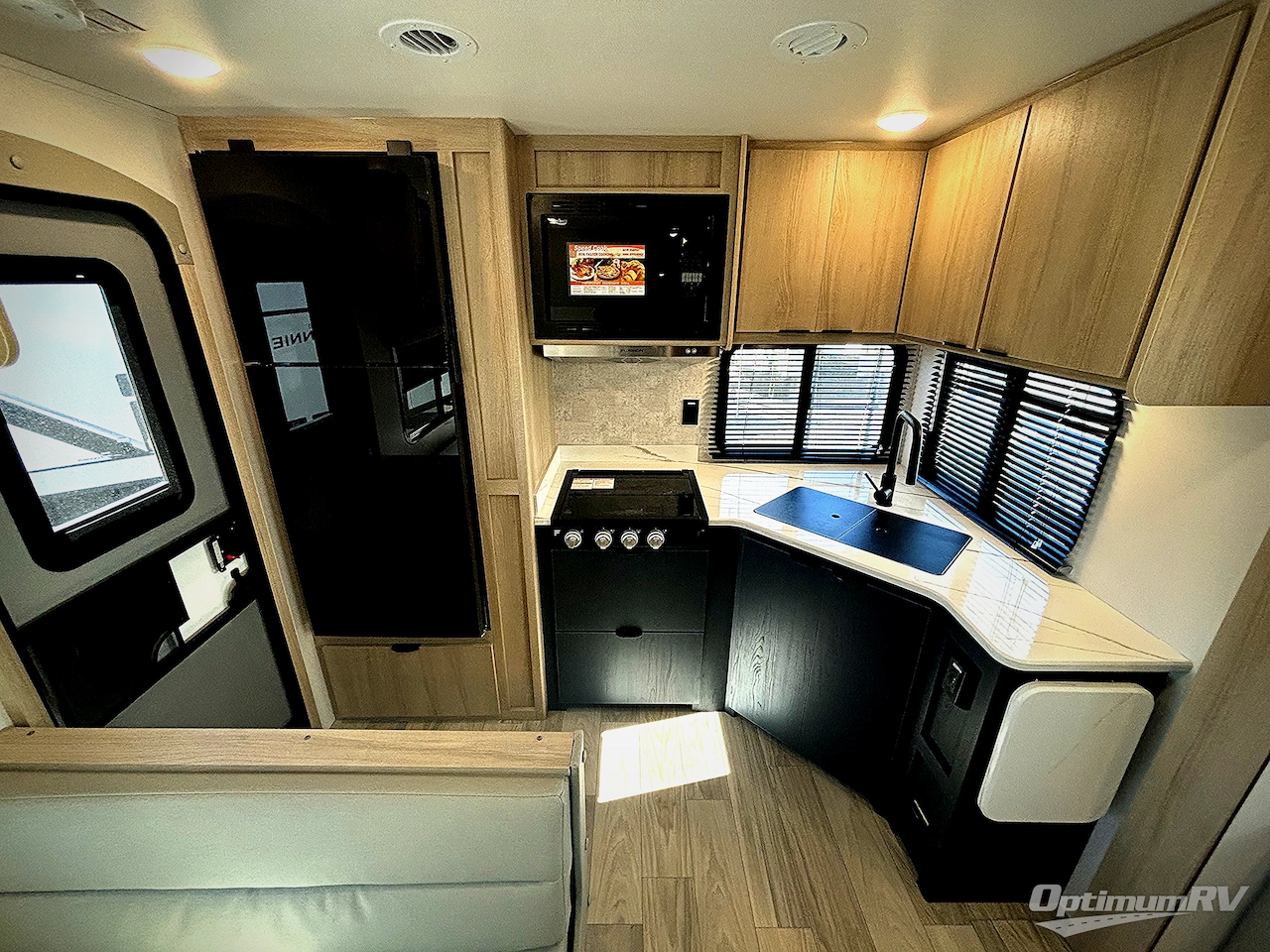 2025 Winnebago Minnie 2529RG Photo 7