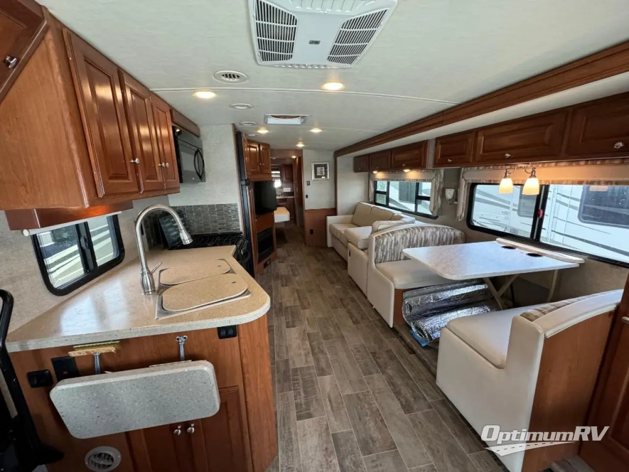 2019 Winnebago Vista LX 35F Photo 3