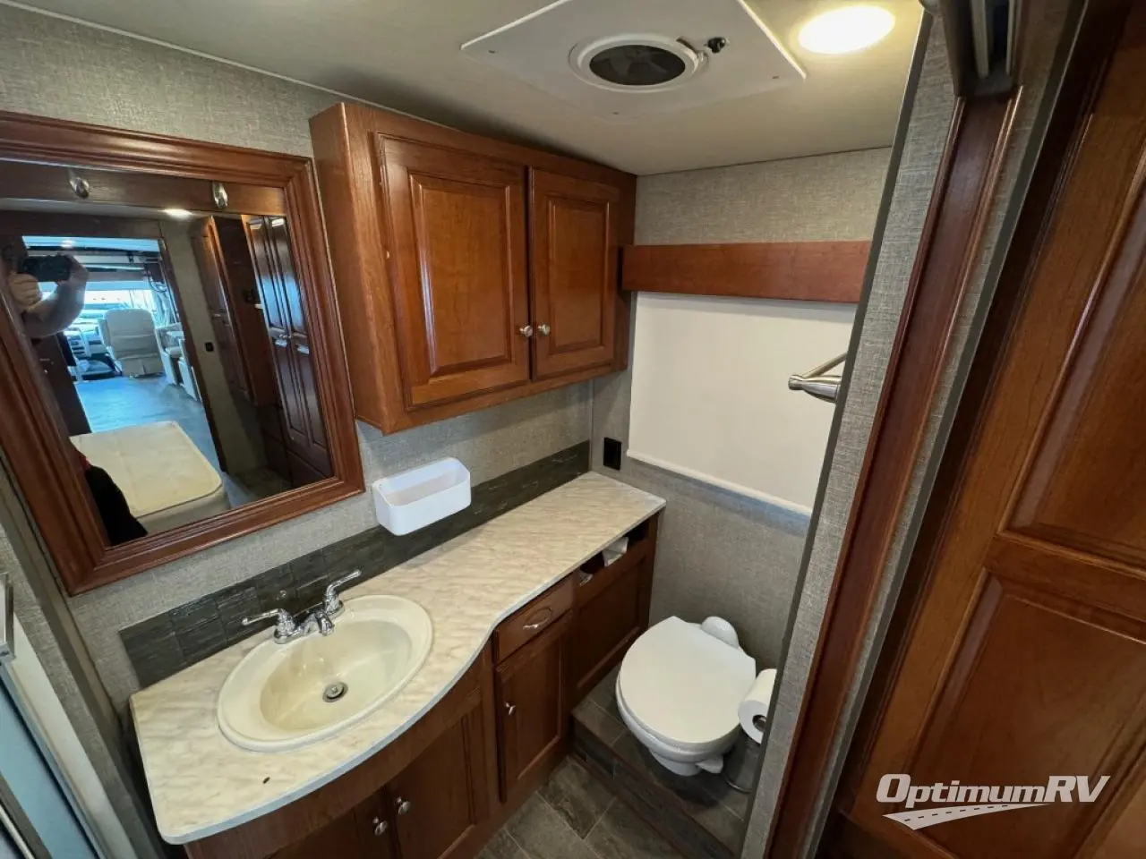 2019 Winnebago Vista LX 35F Photo 10