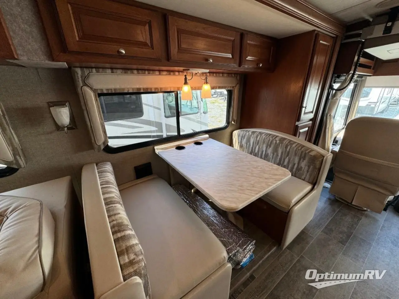 2019 Winnebago Vista LX 35F Photo 13