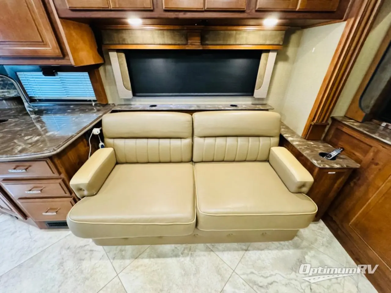 2014 Fleetwood Discovery 40X Photo 8