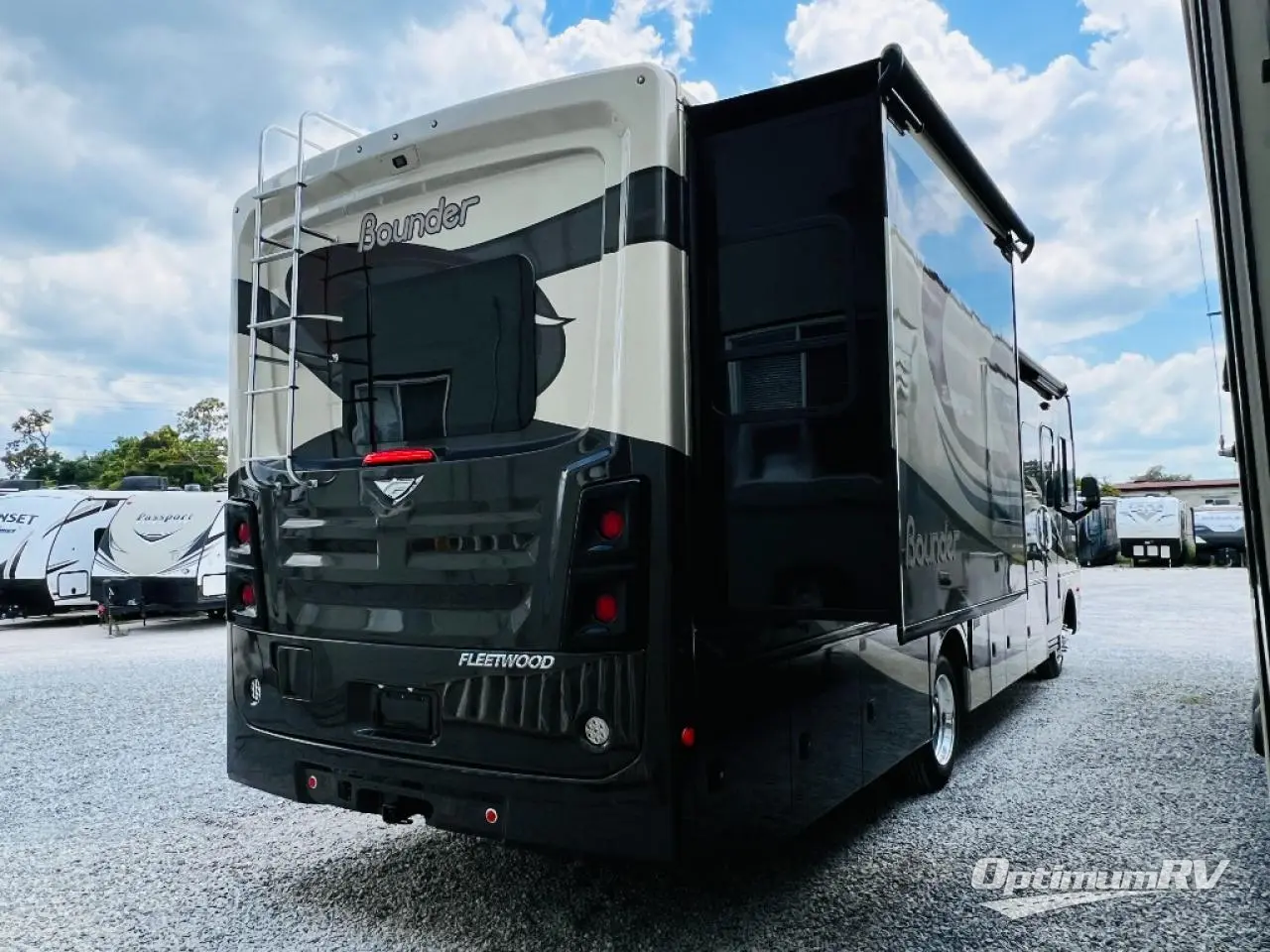 2019 Fleetwood Bounder 33C Photo 2