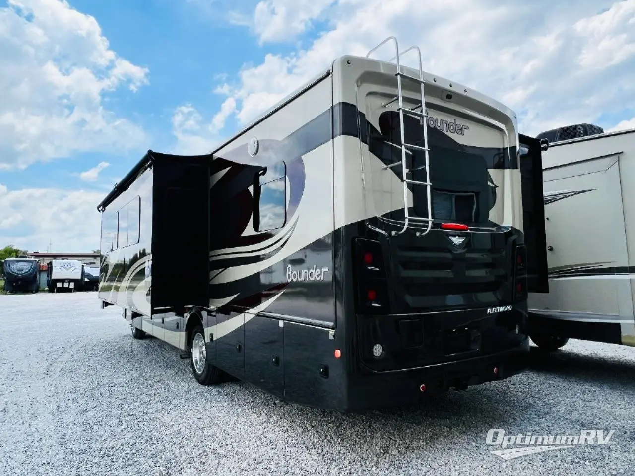 2019 Fleetwood Bounder 33C Photo 3