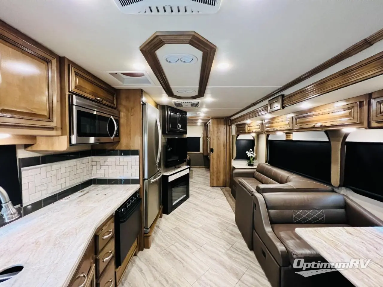 2019 Fleetwood Bounder 33C Photo 4